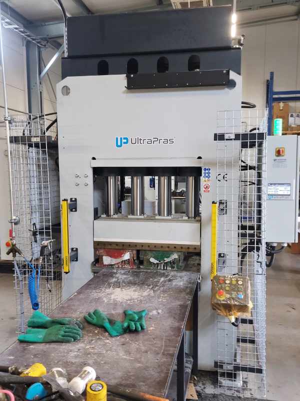 PRASA TYPU H 150T, GRZANE STOŁY 200°C, 900x500